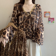 批发夏季新款真丝印花豹纹衬衫女设计感小众高级感V领<b class='q'>桑蚕丝</b>减龄<b class='q'>上衣</b>