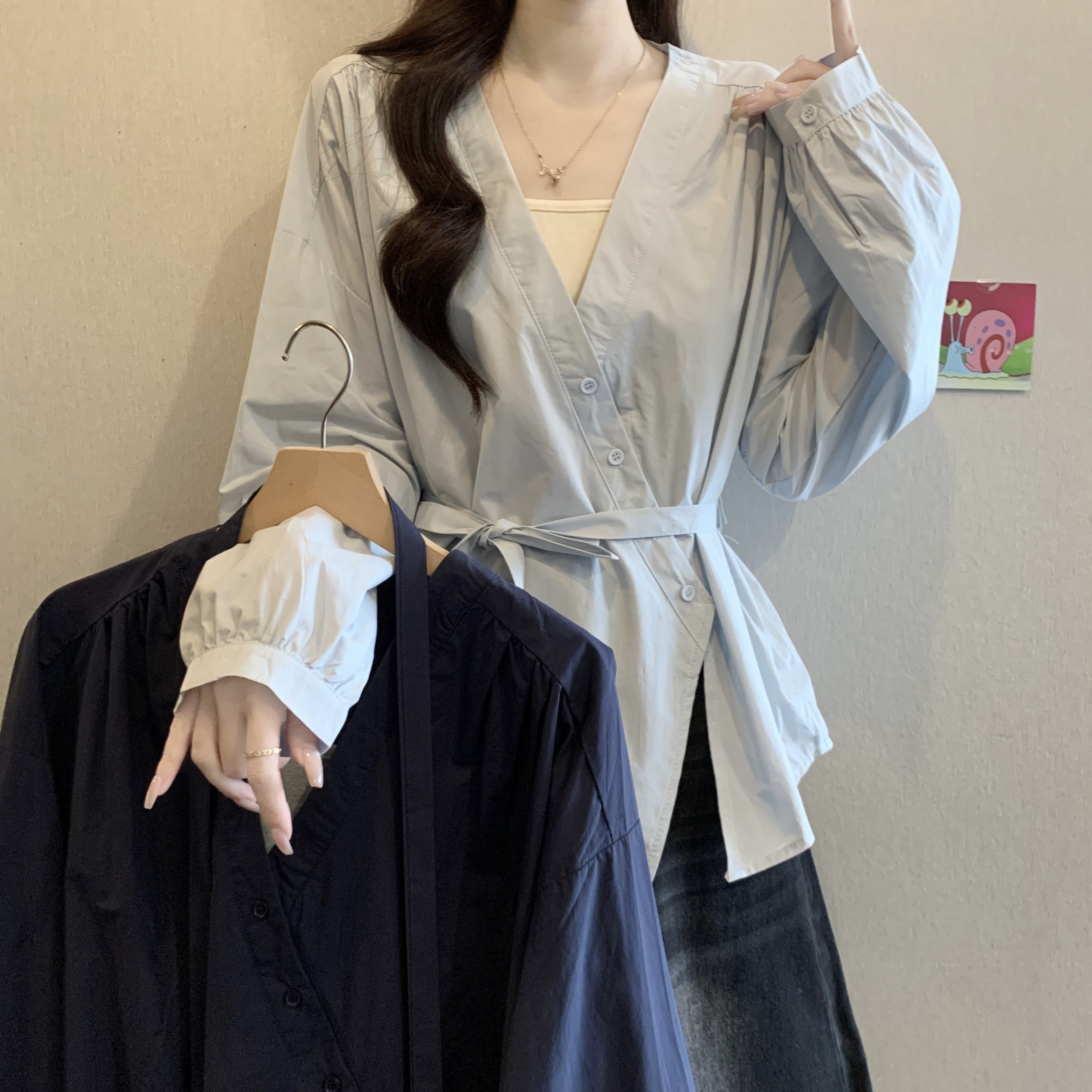 새로운 페이크 레이어드 패치워크 V넥 긴팔 여성 셔츠 봄 2026 지방 mm 슬림해 보이는 레이스업 허리 수축 표지 배 맨위