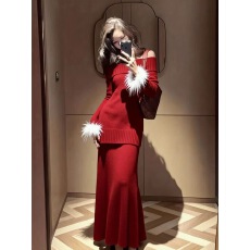 批发高级感一字肩翻领毛毛袖酒红色针织毛衣上衣+半身裙套装