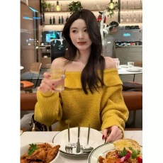 批发黄色斜肩<b class='q'>荷叶边</b>套头<b class='q'>毛衣</b>女秋冬季松弛风宽松显瘦高级感针织衫上衣