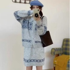 批发秋冬季新款民族风刺绣小方领开衫上衣包臀裙软糯宽松减龄两件套装