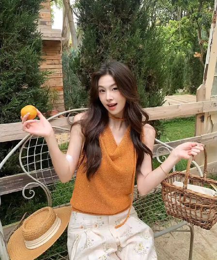 한 부서 품격 루즈핏 흔들다 칼라 니트 조끼 슬립 여성 여름 외출용 디자인 센스 슬림해 보이는 느긋한 민소매 맨위