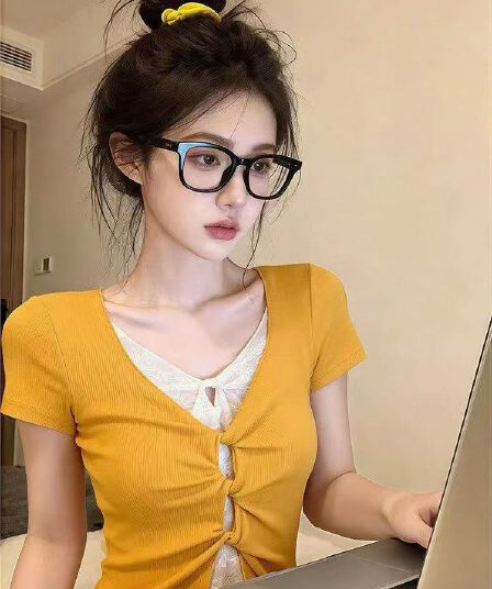 고급 센스 황색 페이크 레이어드 반팔 티셔츠 여성 봄 여름 한 부서 아름다운 Chic 몸매 가꾸기 V넥 홀로우 아웃 긍정적 인 어깨 의류