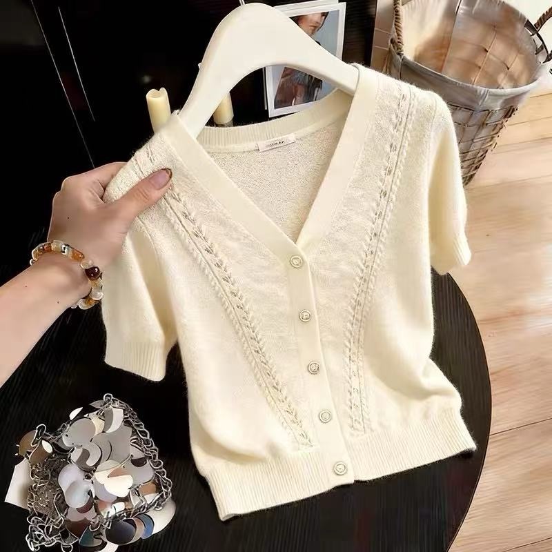 프랑스식 부드러운 바람 베이지 색 반팔 니트 스웨터 여성 2026 여름 새로운 작은 대중 V넥 다용도 연령 감소 맨위