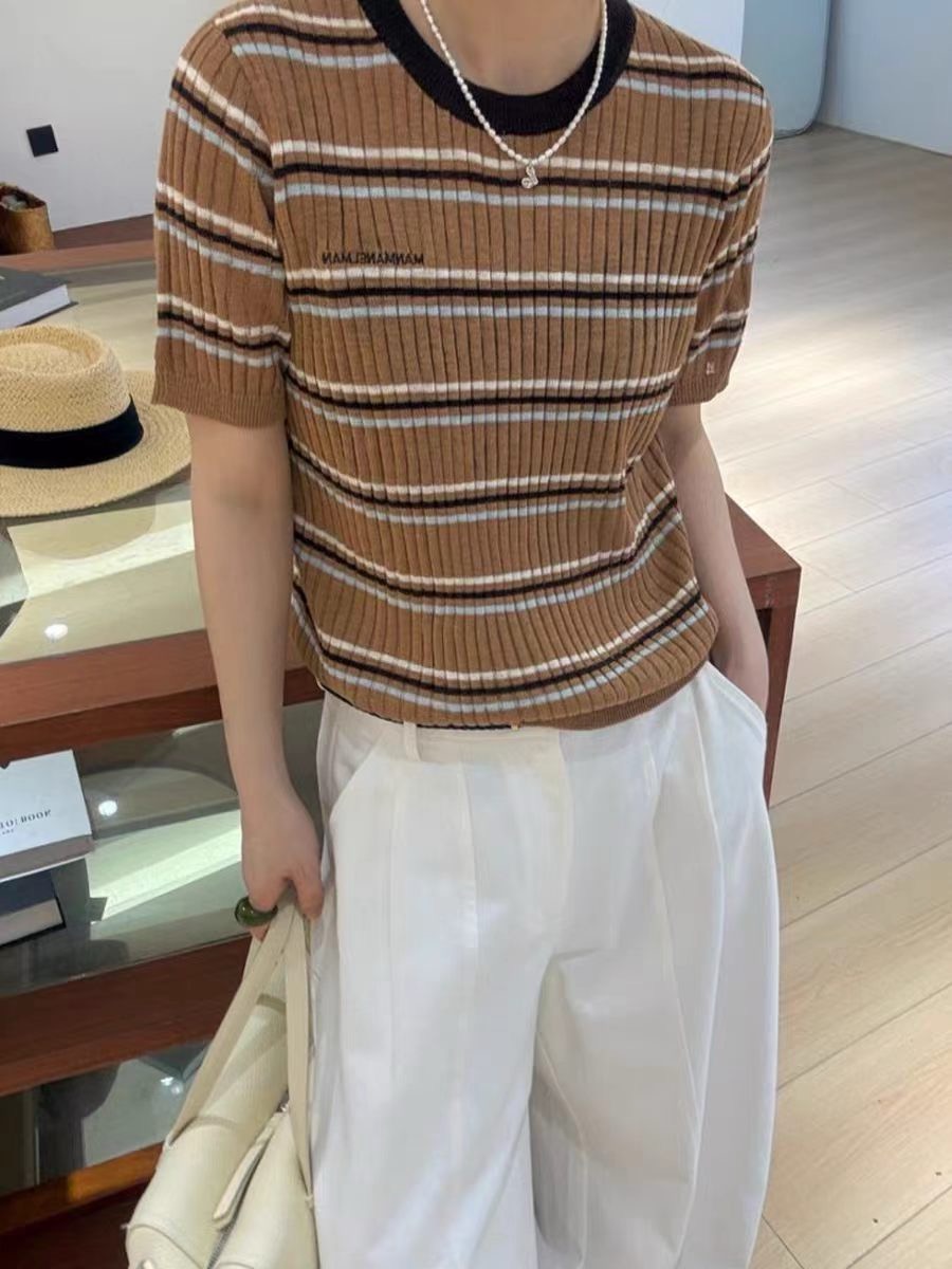 품격 디스플레이 화이트 출퇴근 배색 스트라이프 자수 알파벳 라운드 넥 반팔 니트 스웨터 여성 다용도 슬림해 보이는 풀오버 맨위