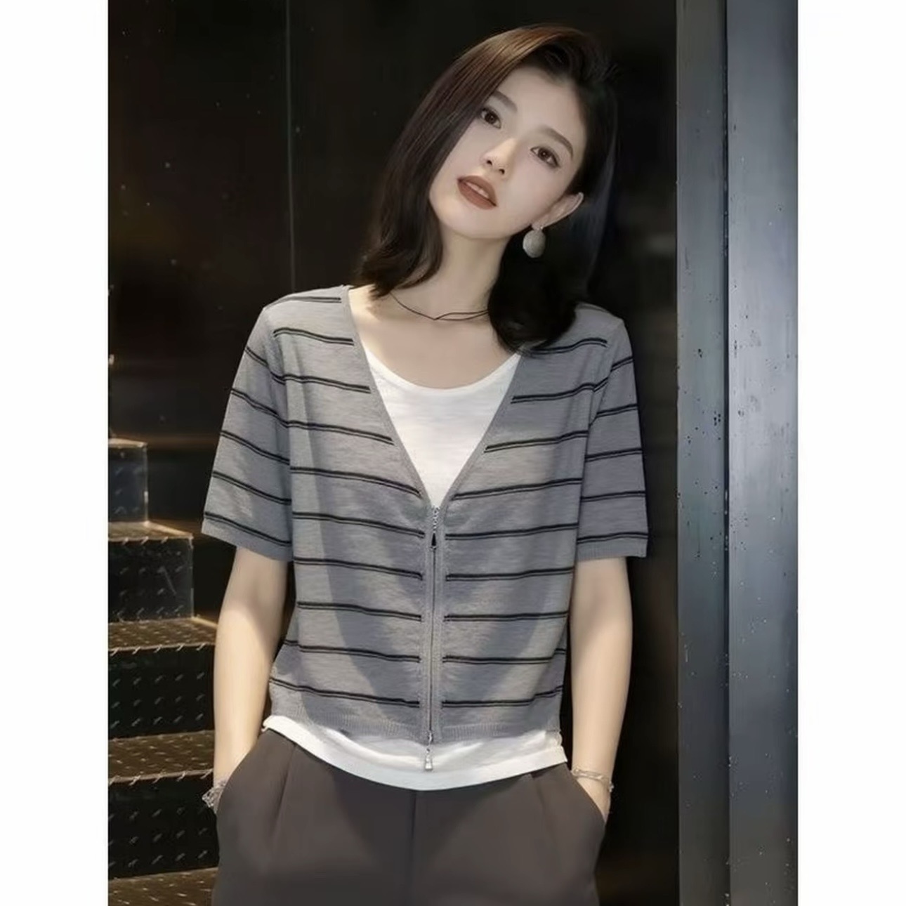 2026 레트로 한 부서 페이크 레이어드 회색 스트라이프 루즈핏 반팔 티셔츠 여성 여름 아름다운 맨위 패션 캐주얼