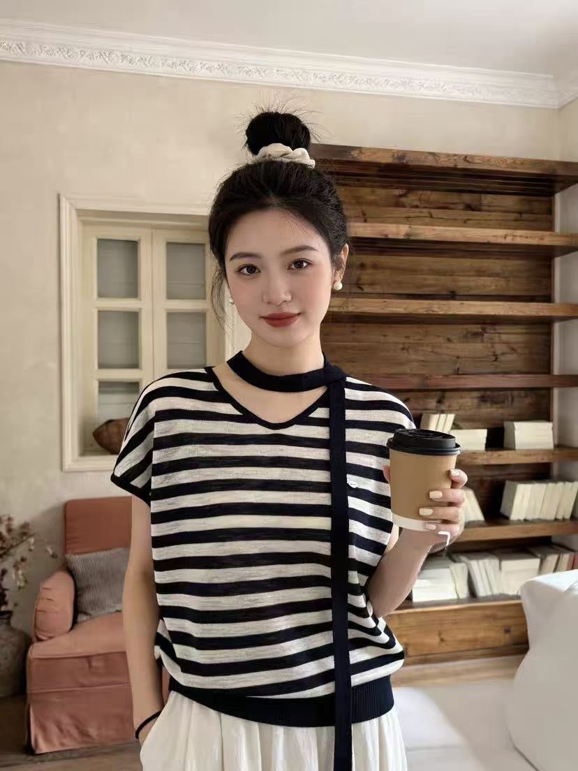 디자인 센스 행침 목 레이스업 라운드 넥 반팔 티셔츠 여성 의류 2026 여름 새로운 외국 가스 동정 기본 셔츠 맨위