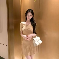 批发夏日小白花 针织套装女春夏季一字肩上衣百褶裙<b class='q'>两件</b>套