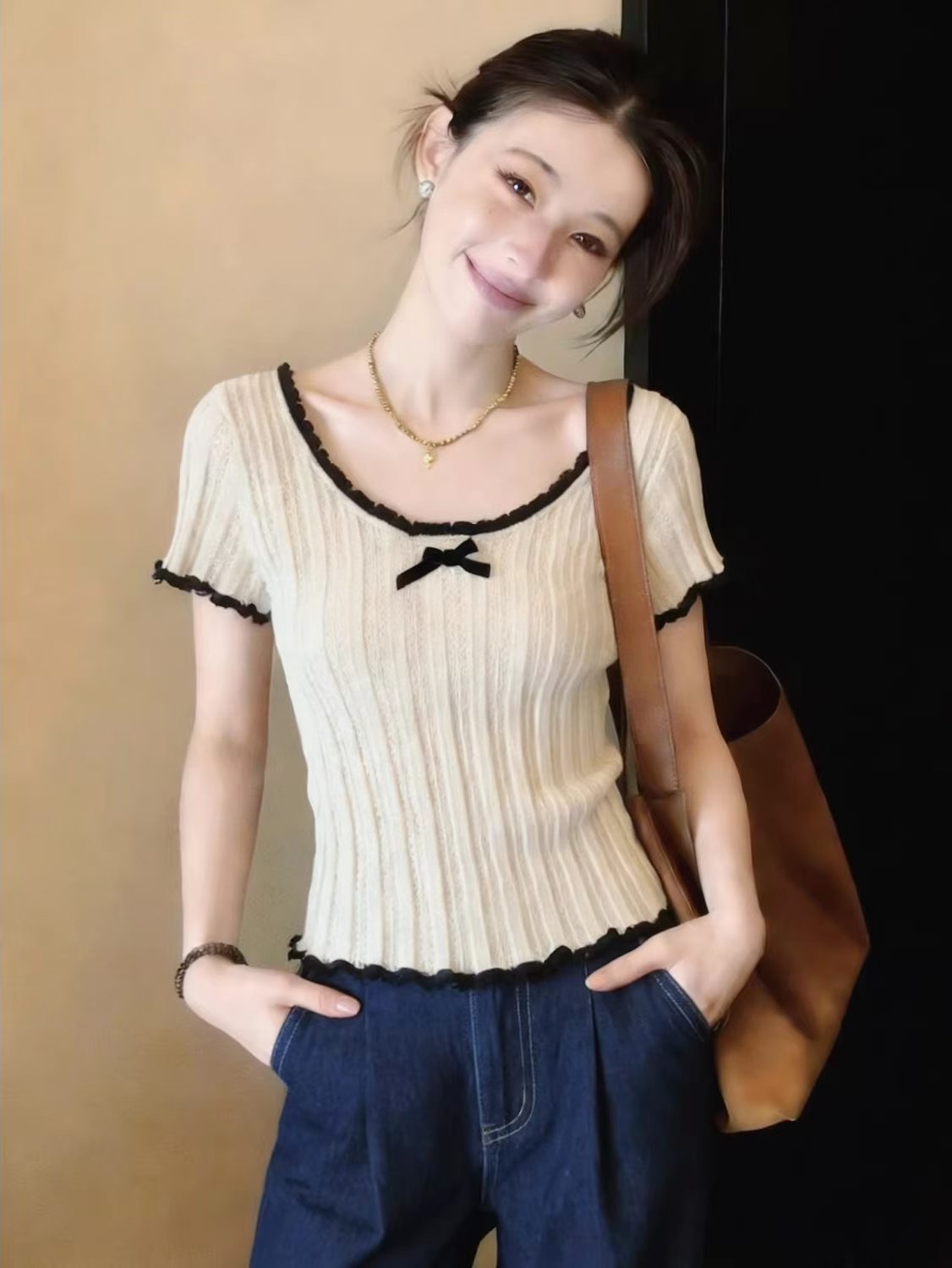 프랑스식 배색 레이스 칼라 디자인 센스 티셔츠 여성용 짧은 소매 여름 홀로우 아웃 나비 매듭 니트 스웨터 분위기 센스 맨위