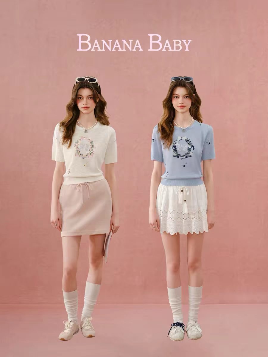 신제품 banana baby2026 년 여름 새로운 프랑스식 달콤함 꽃무늬 자수 얇은 니트 스웨터 반팔 여성