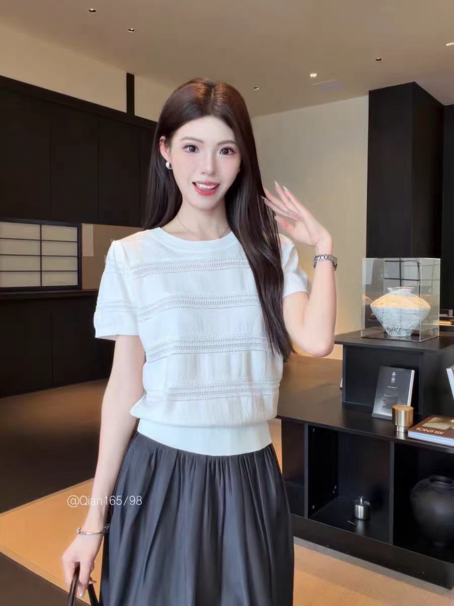 2026 여름 새로운 화이트 물결 무늬 선택 구멍 질감 유연성 리브 라운드 넥 반팔 니트 스웨터 여성