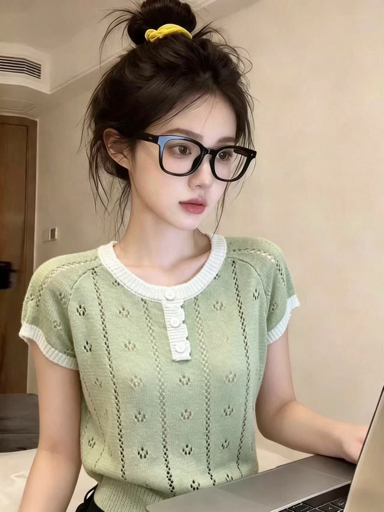 배색 홀로우 아웃 자수 니트 스웨터 여성 여름 새로운 느긋한 캐주얼 작은 루즈핏 반팔 맨위