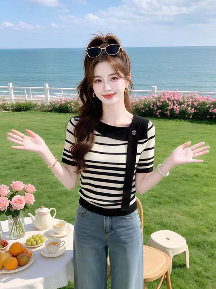 한 부서 패션 품격 흑백 줄무늬 니트 반팔 여성 2026 여름 새로운 디자인 센스 다용도 빅 사이즈 맨위