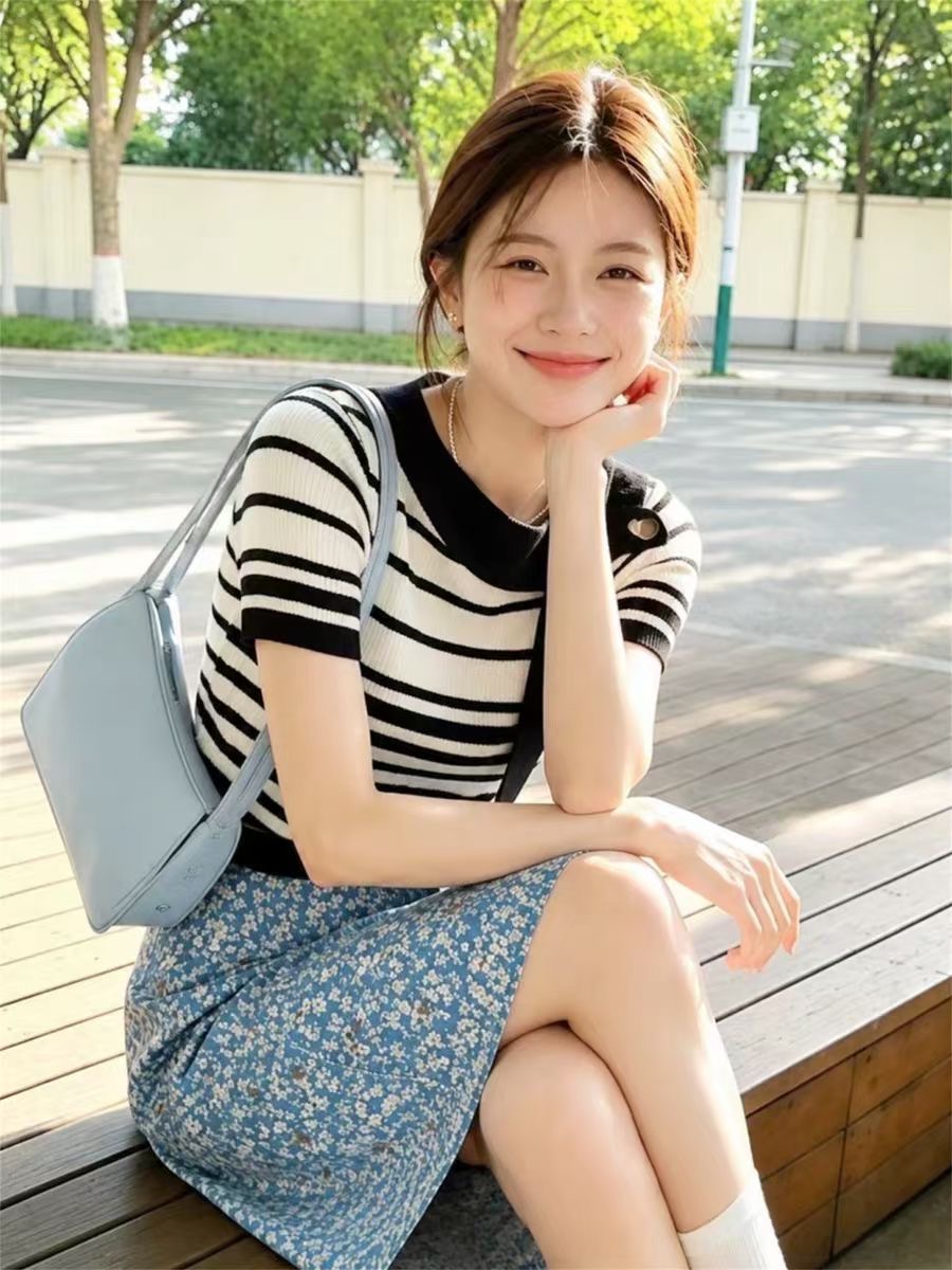 한 부서 패션 품격 흑백 줄무늬 니트 반팔 여성 2026 여름 새로운 디자인 센스 다용도 빅 사이즈 맨위