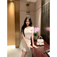批发纯欲气质夏日小白花针织套装女春夏季新款一字肩<b class='q'>上衣</b>百褶裙两件