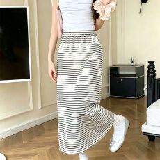 批发黑白条纹半身裙女秋季慵懒设计感休闲裙<b class='q'>百搭</b>包臀条纹后开叉半身裙