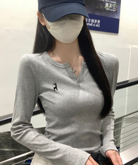 2026 새로운 레트로 자수 반 개방 칼라 긴팔 티셔츠 여성 의류 가을 만나는 맨위