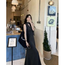 批发实拍曲线雕塑连衣裙春季挂脖斜肩修身性感深灰针织长裙