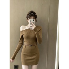 批发实拍斜肩<b class='q'>长袖</b>毛衣针织衫女冬季卡其色套装包臀半身裙两件套
