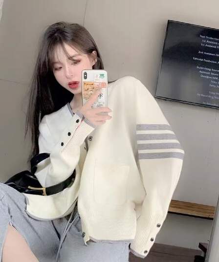 2026 년 가을 섹션 레트로 배색 스트라이프 V넥 니트 오픈 가디건 여성 인터넷 유명인 루즈핏 느긋한 바람 스웨터 코트