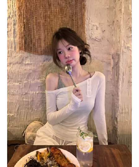사람들 면 순수한 욕망 화이트 비스듬한 어깨 긴팔 티셔츠 여성 가을 허리 수축 슬림해 보이는 불규칙 단추 디자인 센스 맨위