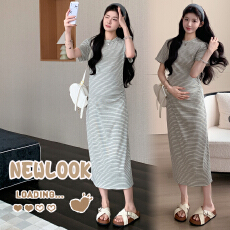 批发现~2026<b class='q'>夏季</b>新款孕妇圆领经典条纹时尚长款休闲连衣裙显身材收褶