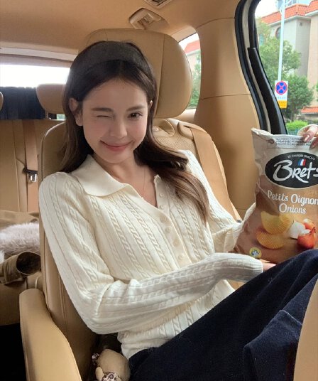 송 긍정적 인 En 한 부서 베이지 색 긴팔 POLO 칼라 니트 스웨터 여성 이른 가을 부드러운 바람 몸매 가꾸기 슬림해 보이는 아름다운 맨위