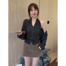 批发氛围感气质针织上衣两件套女早秋单排扣挂脖背心外搭长袖开衫套装