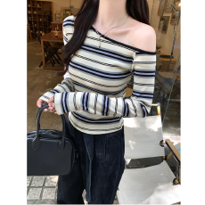 MR色织条撞色条纹斜肩长袖女秋季设计感修身露肩一字肩上衣