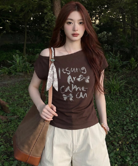 경관 그림 반팔 티셔츠 여성 의류 여름 새로운 트렌디 오프숄더 디자인 센스 레트로 알파벳 한 부서 비스듬한 칼라 맨위