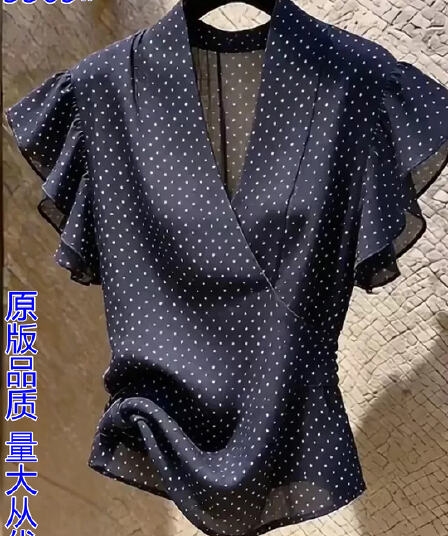 프랑스식 블루 색상 도트 무늬 V넥 Feifei 소매 여성 셔츠 2026 여름 새로운 디자인 센스 허리 수축 슬림해 보이는 맨위