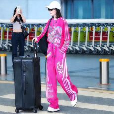 批发<b class='q'>欧美</b>潮牌穿搭套装2026年春款玫红色字母长袖<b class='q'>T</b><b class='q'>恤</b>直筒裤子两件套<b class='q'>女</b>