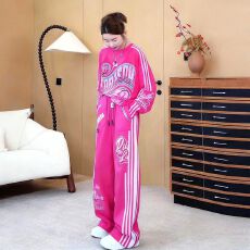 批发2026年春款玫红色字母长袖<b class='q'>T</b><b class='q'>恤</b>直筒裤子<b class='q'>欧美</b>撞色休闲运动两件套装