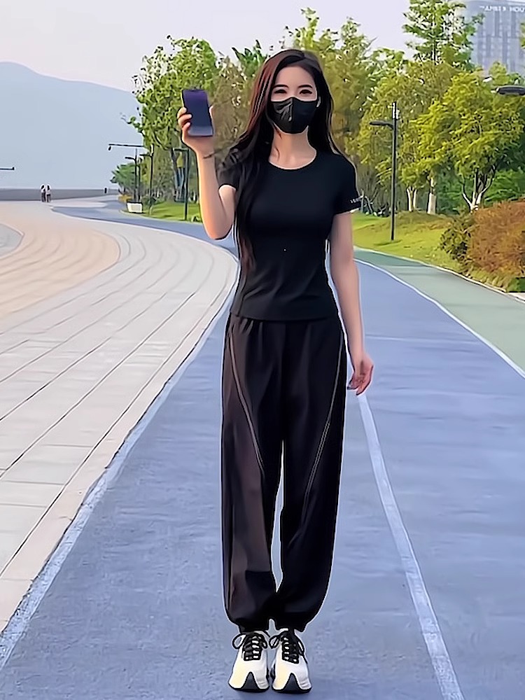 고급 센스 조거 바지 착용 가져 가라. 전체 집합 여름 새로운 라운드 넥 슬림해 보이는 풀오버 검정색 반팔 투피스 세트 여성 의류