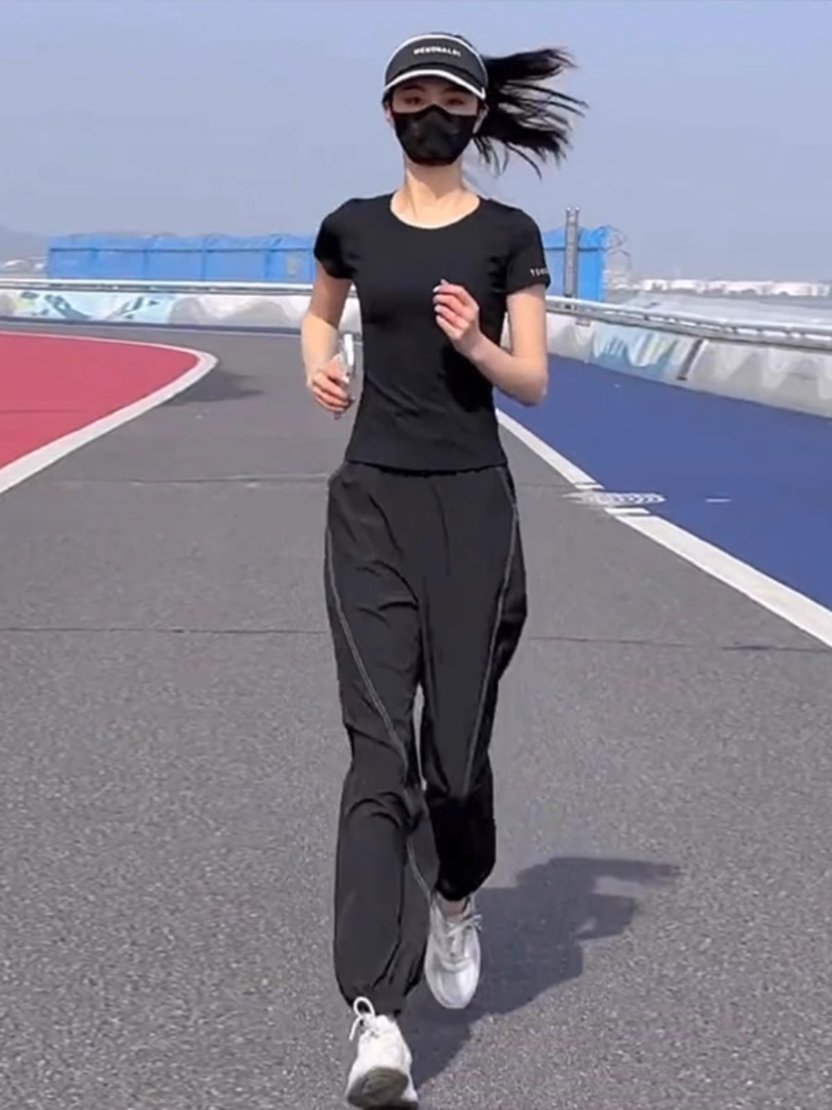 패션 캐주얼 스포츠 슈트 여성 여름 새로운 검정색 얼음 실크 얇은 스타일 이후 주머니 맨위 러닝 서비스 투피스 세트