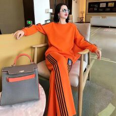 批发2026年春季洋气减龄橘红色宽松<b class='q'>套头卫衣</b>侧条纹阔腿裤<b class='q'>两件套</b>装<b class='q'>女</b>