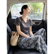 批发夏季高级感灰色V领<b class='q'>短袖</b>碎花阔腿<b class='q'>裤</b><b class='q'>两件套</b>夏日新款显瘦运动套<b class='q'>装</b>女