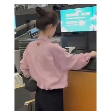 批发粉色<b class='q'>翻领</b>长袖衬衫女2025新款高腰短款防晒开衫后背镂空显瘦上衣夏