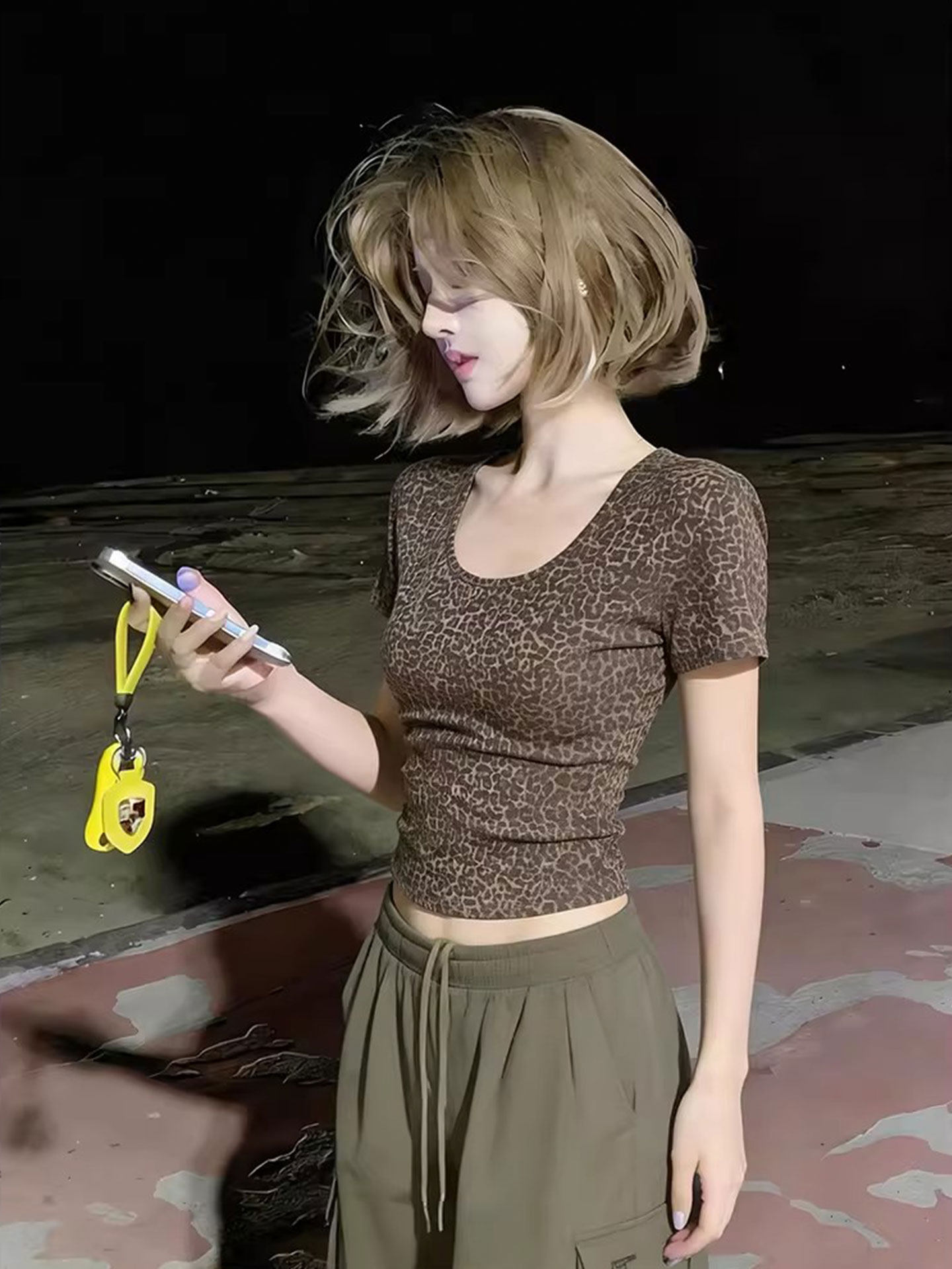 아메리칸 레트로 핫걸 레오파드 무늬 티셔츠 여성 고유 한 아름다운 반팔 여름 새로운 섹시함 u 칼라 꼬집기 허리 쇼트 스타일 맨위