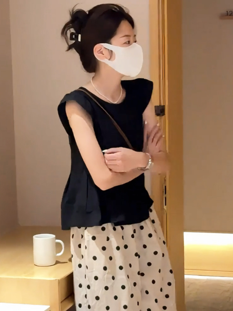 프랑스식 검정색 민소매 여성 셔츠 여름 섹션 2024 새로운 폭발 작은 셔츠 디자인 센스 작은 날다 소매 쇼트 스타일 맨위 여성