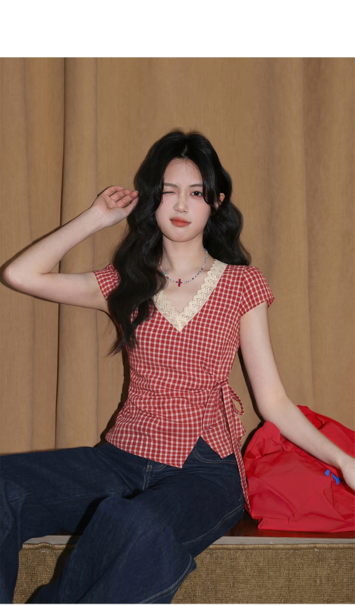 빨간색 V넥 체크무늬 반팔 여성 셔츠 여름 2026 새로운 자이언트 잘 생긴 레이스 측면 셔츠 허리 수축 쇼트 스타일 맨위