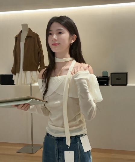 프랑스식 부드러운 바람 품격 오프숄더 리본 여성 셔츠 2026 이른 가을 새로운 디자인 센스 오프숄더 긴팔 맨위