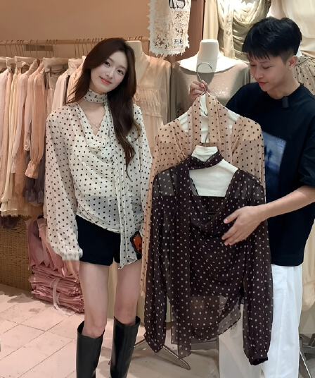 프랑스식 고급 센스 도트 무늬 흔들다 칼라 리본 긴팔 여성 셔츠 조기 가을 품격 느긋한 바람 루즈핏 슬림해 보이는 작은 셔츠