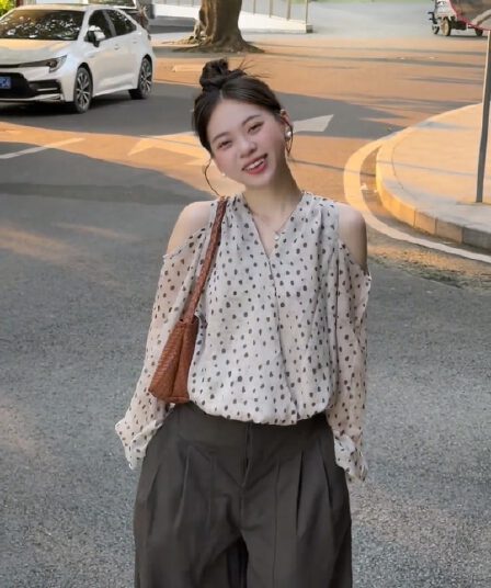 2026 이른 가을 새로운 도트 무늬 오프숄더 맨위 고급 센스 작은 키 슬림해 보이는 착용 가져 가라. 출퇴근 품격 셔츠 여성 의류