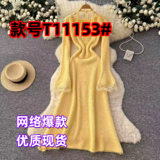 批发氛围感小众温柔风立体花朵<b class='q'>蕾丝</b>拼接挂脖吊带喇叭袖针织<b class='q'>连衣裙</b>秋冬
