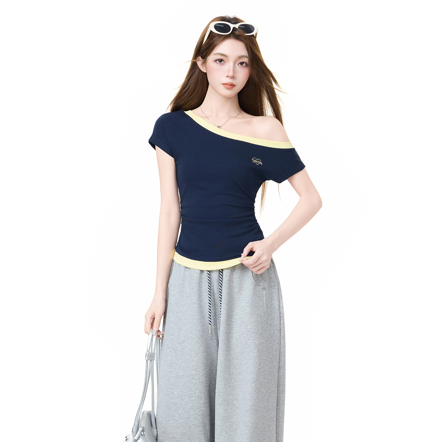 실사 정가 한 부서 달콤한 스타일 블루 색상 알파벳 핫픽스 오프숄더 반팔 티셔츠 여름 비스듬한 어깨 의류 여성