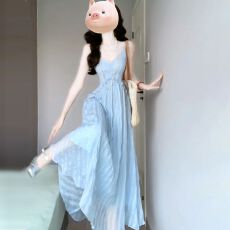 批发2026新款蓝色气质吊带连衣裙子女夏季法式海边度假高级感收腰长裙
