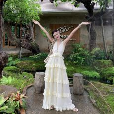 批发海边拍照无袖V领连衣裙女2026夏季气质层次感露背度假风蛋糕<b class='q'>长裙</b>