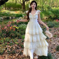 批发法式初恋白杏色吊带蛋糕<b class='q'>连衣裙</b>女2026春夏公主气质大摆<b class='q'>长裙</b>