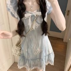 批发夏季甜美<b class='q'>可爱</b>少女感蓝色小飞袖碎花<b class='q'>连衣裙</b>女2026小个子收腰公主裙